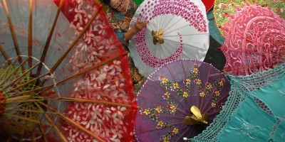 Pekerja melukis motif payung geulis di Kampung Panyingkiran, Tasikmalaya, Jawa Barat, Selasa (13/1). Perajin payung geulis mengembangkan inovasi baru dengan membuat payung geulis dari bahan kain dipadukan dengan motif bordir dengan harga Rp 100.000 - Rp 200.000 per payung tergantung kualitas bahan. ANTARA FOTO/Adeng Bustomi/Rei/ama/15.