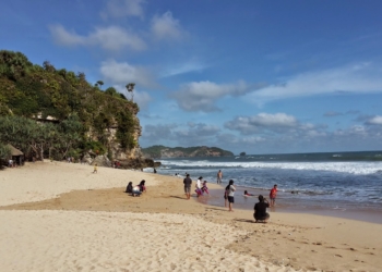 Pantai Sepanjang yang Asyik untuk Bersantai