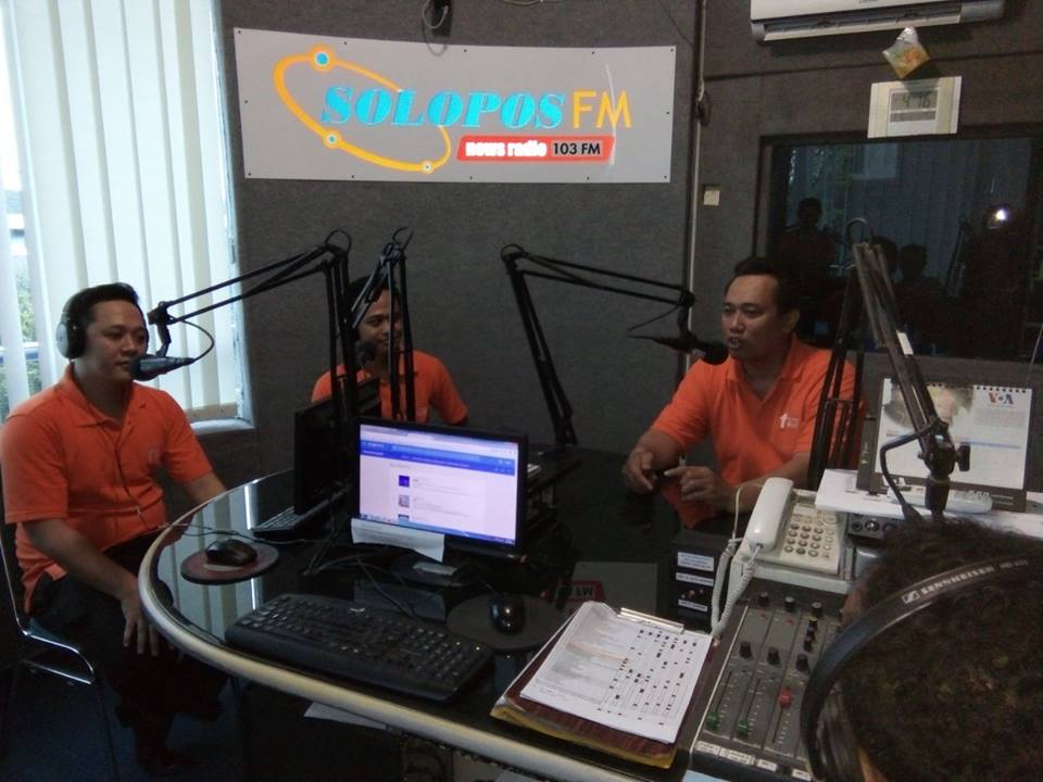 Para bartender The Sunan Hotel menyapa pendengar Solopos FM