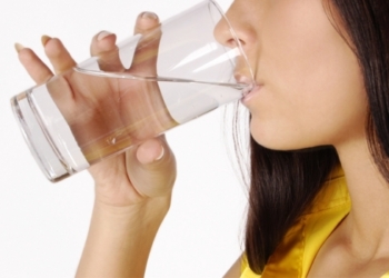 Perbanyak Minum Air Putih Membantu Kurangi Asupan Kalori
