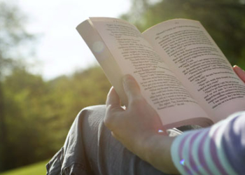 5 Manfaat Membaca Buku untuk Kesehatan