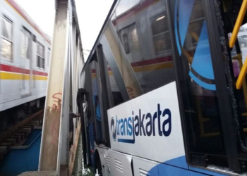 KA Senja Utama Solo Tabrak TransJakarta-Avanza