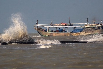 Gelombang Pasang di Pesisir Pantai Selatan DIY