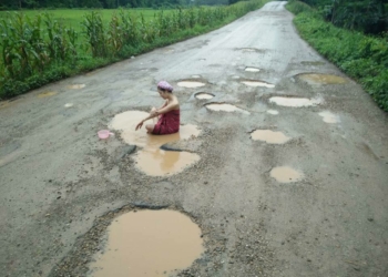 Model Ini ‘Mandi’ Di Jalan Protes Jalan Rusak