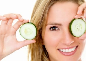 TIPS KECANTIKAN: Buat Krim Alami Hilangkan Keriput Di Sekitar Mata