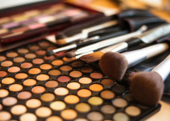 TIPS MAKE UP: Bersihkan Kuas Make Up Dengan Cara Ini