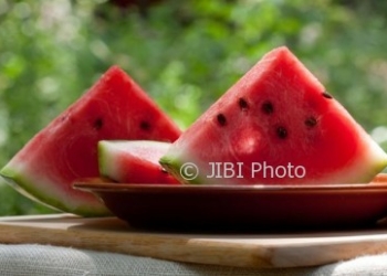 Bahaya! Jangan Pernah Minum Air Setelah Makan Buah Ini