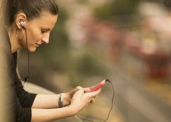 Siasat Asik Hindari Tuli Akibat Earphone