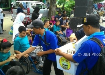 Solopos FM dan Paradiso Bagikan Radio Analog dan Sembako