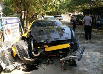Hindari Motor, Mobil 3 Milyar Ringsek Tabrak Trotoar Jl. Slamet Riyadi