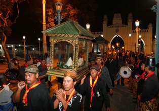 Keraton Solo Kirab 1.000 Tumpeng Malam Ini