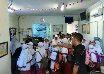 Siswa-siswi MI Muhammadiyah Gonilan Kunjungi Solopos FM