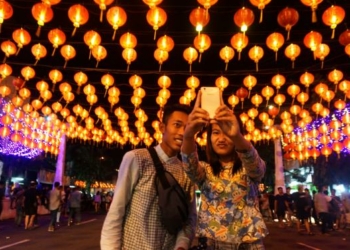 Tips Selfie dengan Background Lampion Agar Terlihat Menarik