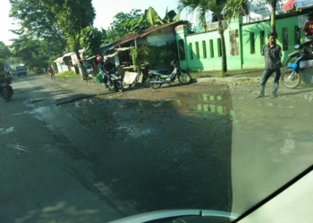 Jadmiko, Purbayan : Jalan Rusak di depan SDN Cemani, Sukoharjo
