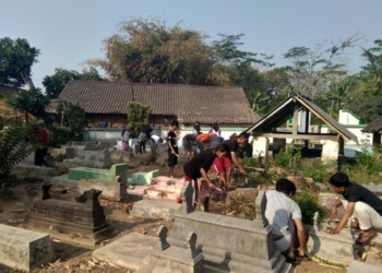 Semangat Generasi Muda Dukuh Senden Kerja Bakti Bersihkan Makam