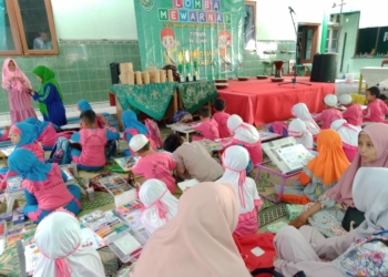 Antusiasme Puluhan Peserta Lomba Mewarnai di SD Sunniyah Solo