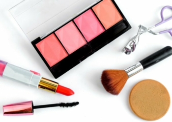 Wanita Tetap Pakai Makeup Saat Kerja di Rumah untuk Jaga Kewarasan