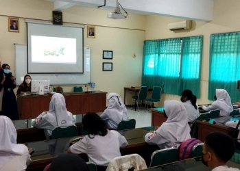 SMPN 9 Solo SoloposFM Gelar Workshop MC