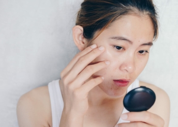 Rahasia Makeup Tahan Lama di Wajah Berminyak, Nggak Ribet Touch Up