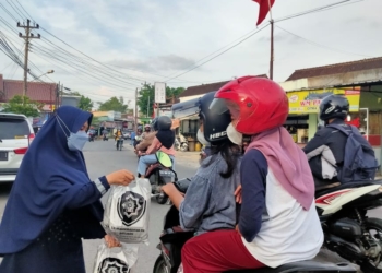 Seru! Bagi Takjil On The Road ke Pengendara yang Melintasi Jalan Adi Sucipto