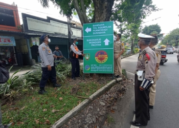 Dishub Pasang Petunjuk Portabel