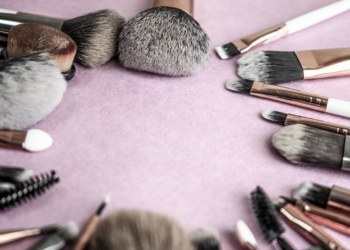 Membersihkan Kuas Makeup Dengan Tips Ini Yuk Sob!