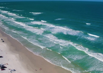 Pantai Berbahaya di Dunia