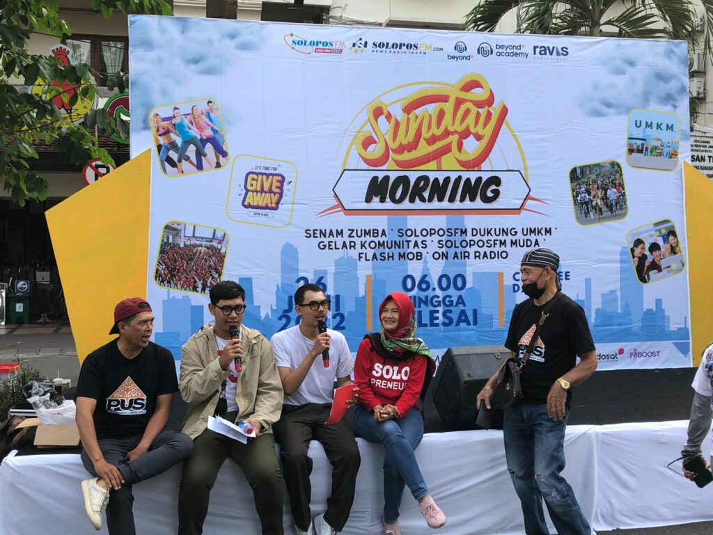 Pengunjung CFD mengikuti senam zumba dalam acara Sunday Morning di Car Free Day Slamet Riyadi Solo, Minggu (26/6/2022).