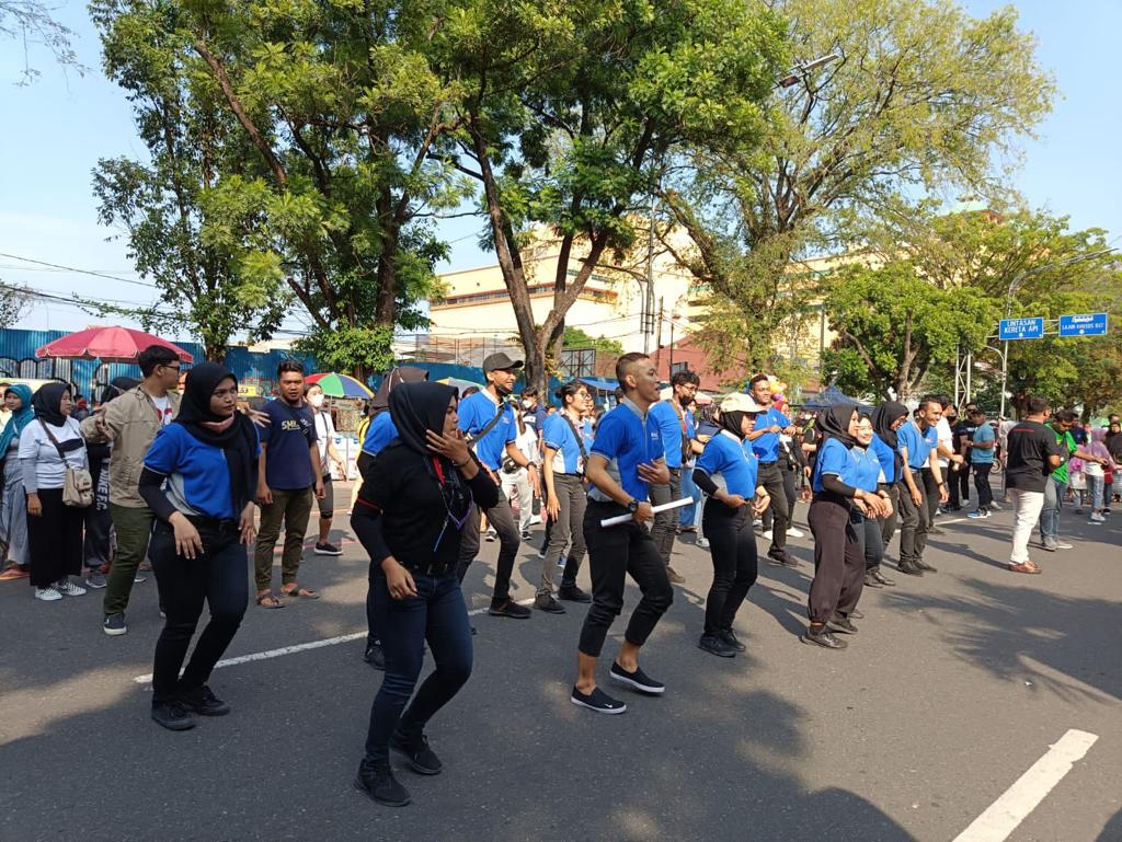 Pengunjung CFD mengikuti senam zumba dalam acara Sunday Morning di Car Free Day Slamet Riyadi Solo, Minggu (26/6/2022).