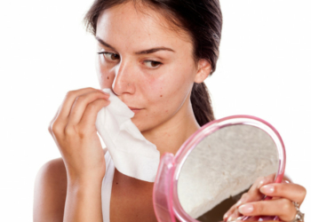Hapus Makeup Dengan Tisu Basah? Simak 6 Efek Bahaya Membersihkan Wajah Dengan Tisu Basah Sob!