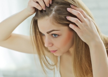 Simak Sob! Berikut 5 Penyebab Ketombe Pada Rambut