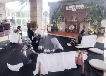 Peringati Hari Batik Nasional, Alana Hotel Solo Gelar Acara Nyanthing dan Bagi Es Krim Gratis