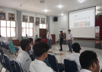 Suasana kegiatan Radio Solopos FM bersama dengan Mahasiswa D3 Komunikasi Terapan SV UNS dalam event Roadshow Skill Booster, pada Rabu (16/11/2022) di SMAN 6 Surakarta