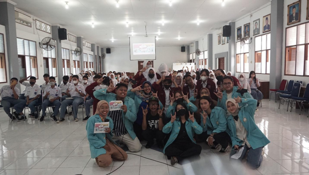 Mahasiswa D3 Komunikasi Terapan SV UNS bersama peserta dalam event Roadshow Skill Booster pada Rabu (16/11/2022) di SMAN 6 Surakarta