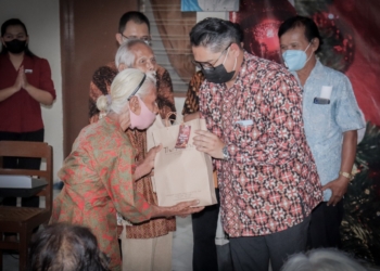 Keceriaan Warga Panti Jompo GKJ Margoyudan Sambut Natal Bareng The Alana Hotel Solo