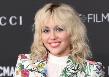 Penyanyi Miley Cyrus berpose di LACMA Art+Film Gala di Los Angeles, California, AS, 6 November 2021. ANTARA/REUTERS/Mario Anzuoni.
