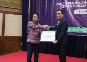 Ketua KAN Kukuh S. Achmad menyerahkan Serrtifikat Akreditasi Laboratorium Penguji SNI ISO/IEC 17025: 2017 kepada Kepala BPJPH, Senin (10/4/2023)