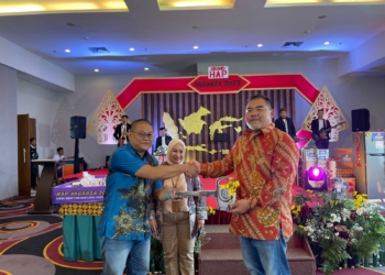 Proses penyerahan hadiah dalam undian berhadiah Vaganza yang digelar Grand HAP Hotel Solo di Wijaya Kusuma Ballroom Grand HAP Hotel Solo, Kamis (4/5/2023).