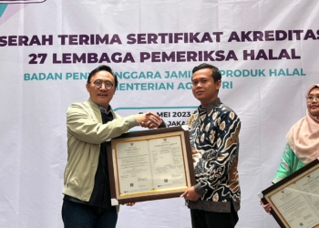 BPJPH Kemenag menyerahkan sertifikat akreditasi bagi 27 Lembaga Pemeriksa Halal.
