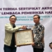 BPJPH Kemenag menyerahkan sertifikat akreditasi bagi 27 Lembaga Pemeriksa Halal.