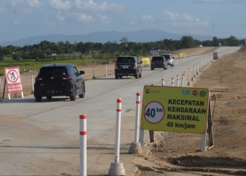 Pengemudi melintasi jalan tol fungsional Solo-Yogyakarta di Sawit, Boyolali, Jawa Tengah, Sabtu (15/4/2023).