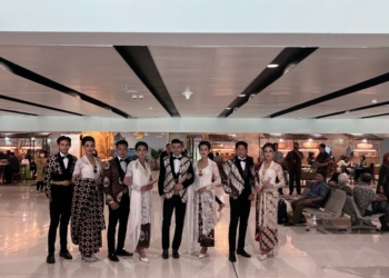Meriahkan Hari Batik Nasional, Bandara Adi Soemarmo Gelar Peragaan Busana Batik
