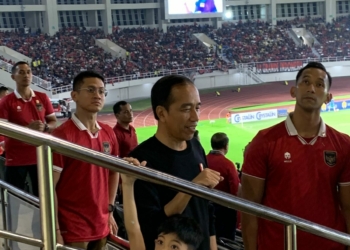 Presiden Joko Widodo Bersama Jan Ethes di Stadion Manahan, Solo.