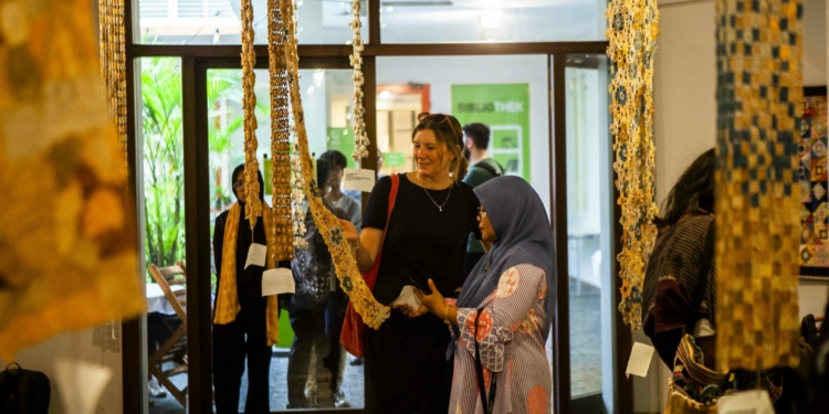 Untaian Kisah dalam Pameran “Berbicara Melalui Kain”