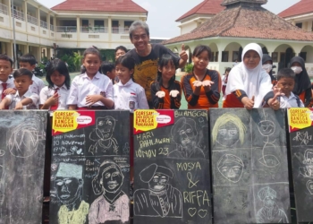 Tumbuhkan Nasionalisme, Ratusan Siswa SD Menggambar Massal Wajah Pahlawan