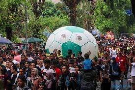 Meriah, Warga Solo Antusias Saksikan Kirab Trophy Experience Piala Dunia U-17