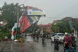 Hujan Deras dan Angin Kencang Landa Karanganyar, Baliho Caleg Ambruk