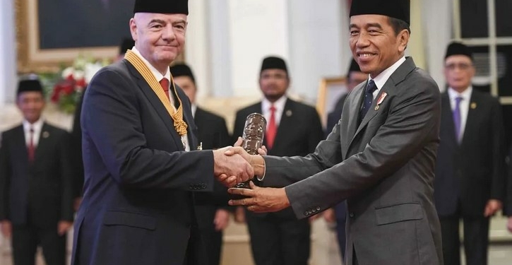 Presiden FIFA Terima Bintang Jasa Pratama dari Presiden Jokowi