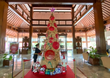Lorin Solo Hotel Usung Christmas Culture, Pohon Natal dari Kertas Daur Ulang