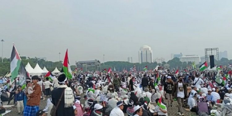 Ribuan Orang Munajat Kubro 212 di Monas, Doakan NKRI dan Palestina